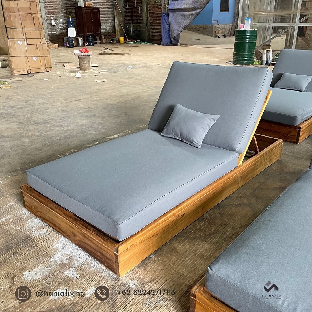 Single outdoor sun lounger with cushion