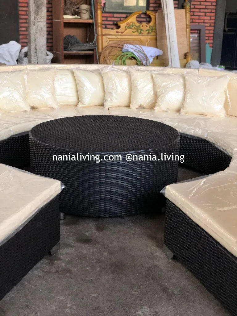 Gambier Almost Circular Chatting Chair Cushion with Table