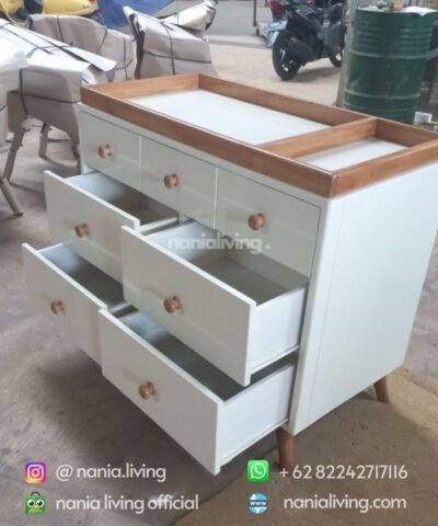 detail White Duco Baby Cabinet