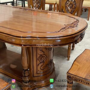 detail Luxurious Teak Dining Set