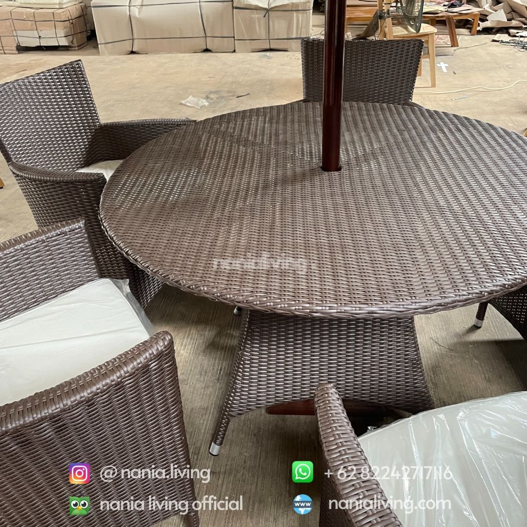 detail Umbrella Rattan Dining Table