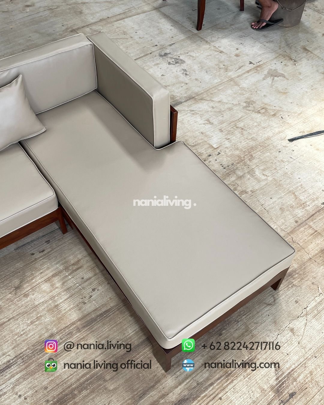 detail Minimalist Teak Corner Guest Chair