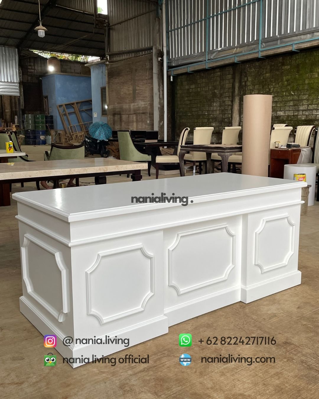Elegant White Lacquered Director's Desk