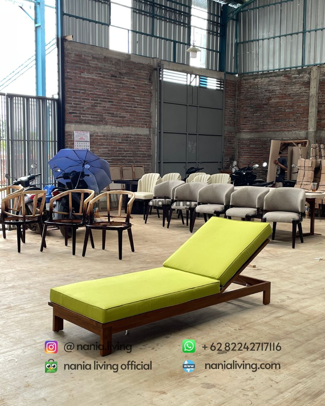 side Green Foam Teak Beach Lounge Chair