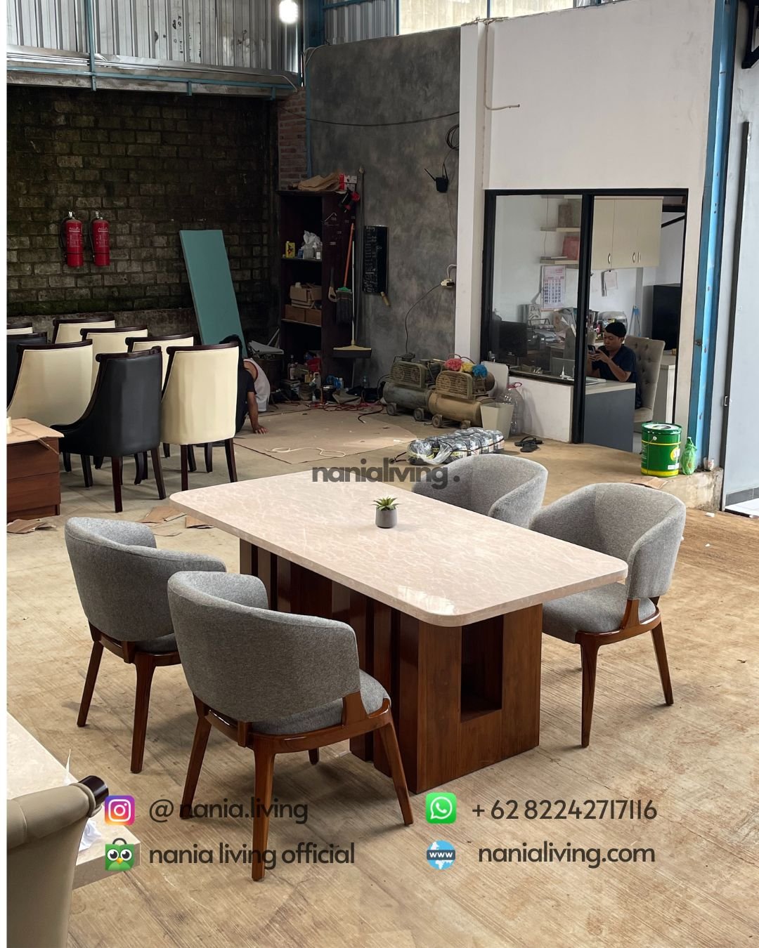 Saint Helena Natural Dining Table With 4 Chairs (2) Saint Helena Natural Dining Table With 4 Chairs