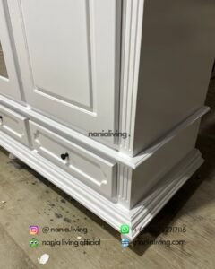 detail 3-door White Lacquered Wardrobe With Mirror