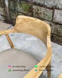 detail Natural Teak Patio Table Set