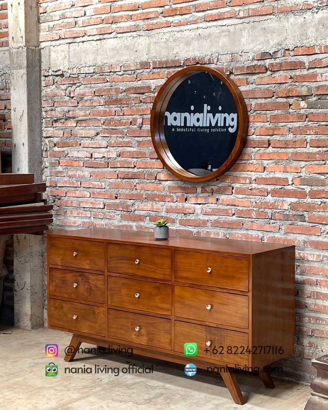 Teak Sideboard With A Round Mirror (6) cv nania bintang utama