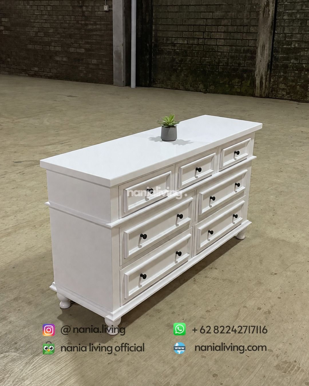 White lacquered sideboard with 7 drawers