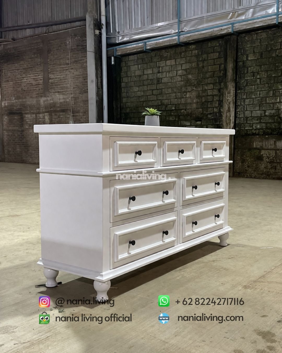 side White lacquered sideboard with 7 drawers