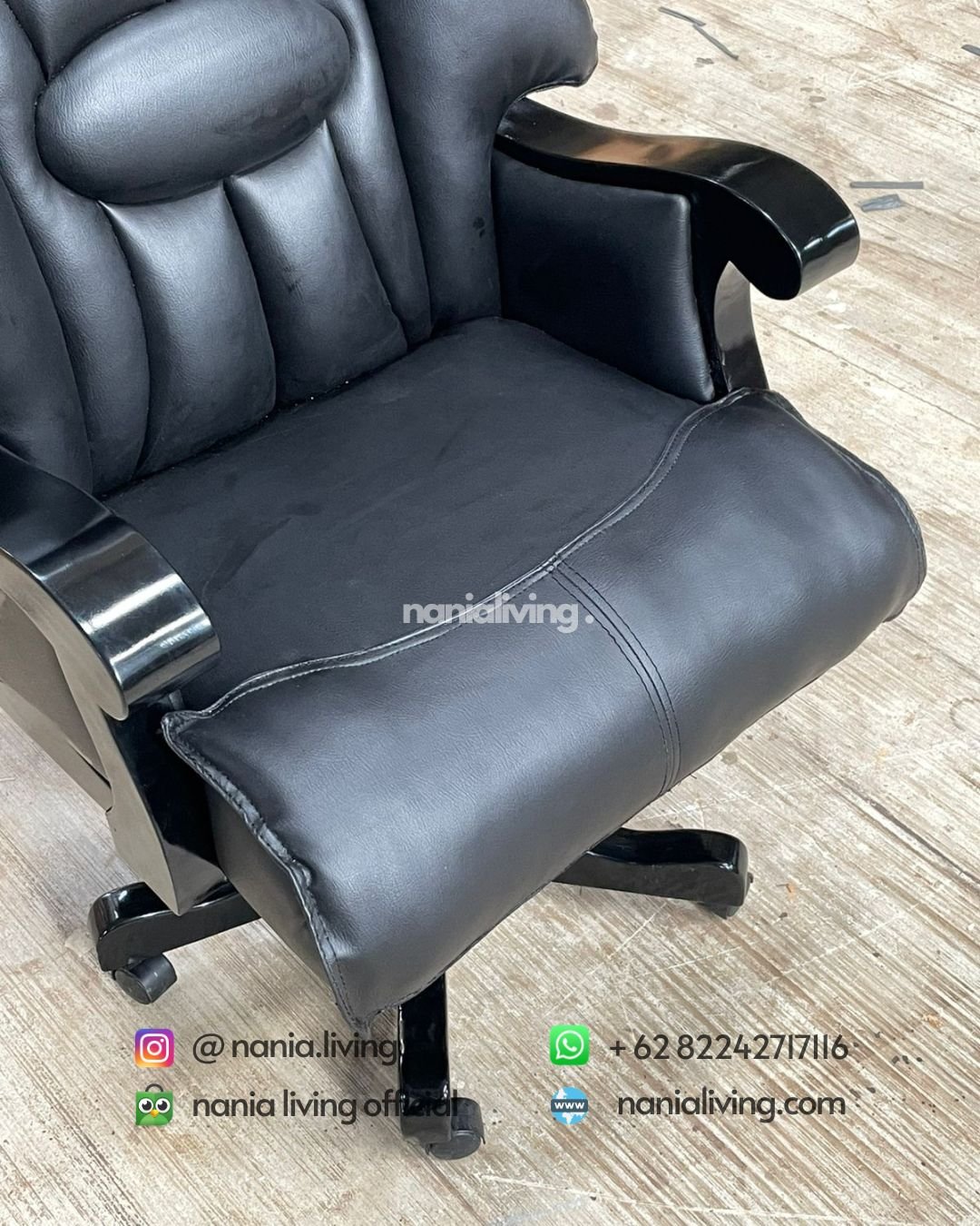 detail Elegant Black Executive Chair