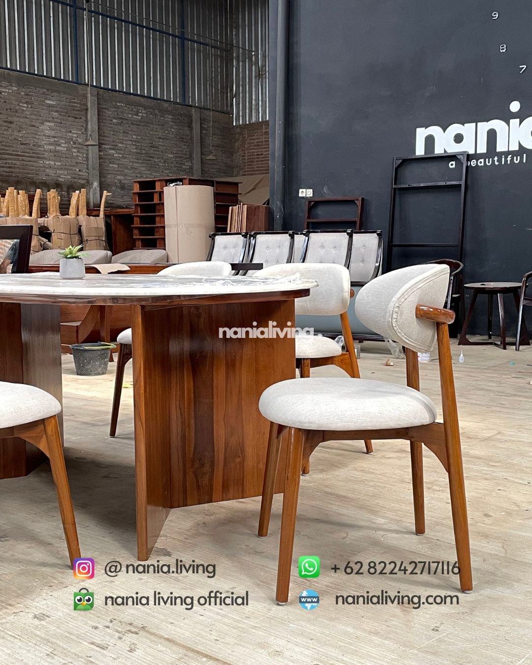 detail Oval marble dining table with 6 dining chairs