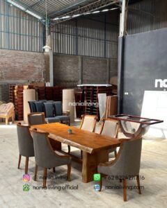 Solid Teak Dining Table With 6 Luxurious Chairs