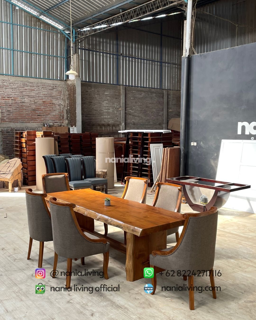 Solid Teak Dining Table With 6 Luxurious Chairs
