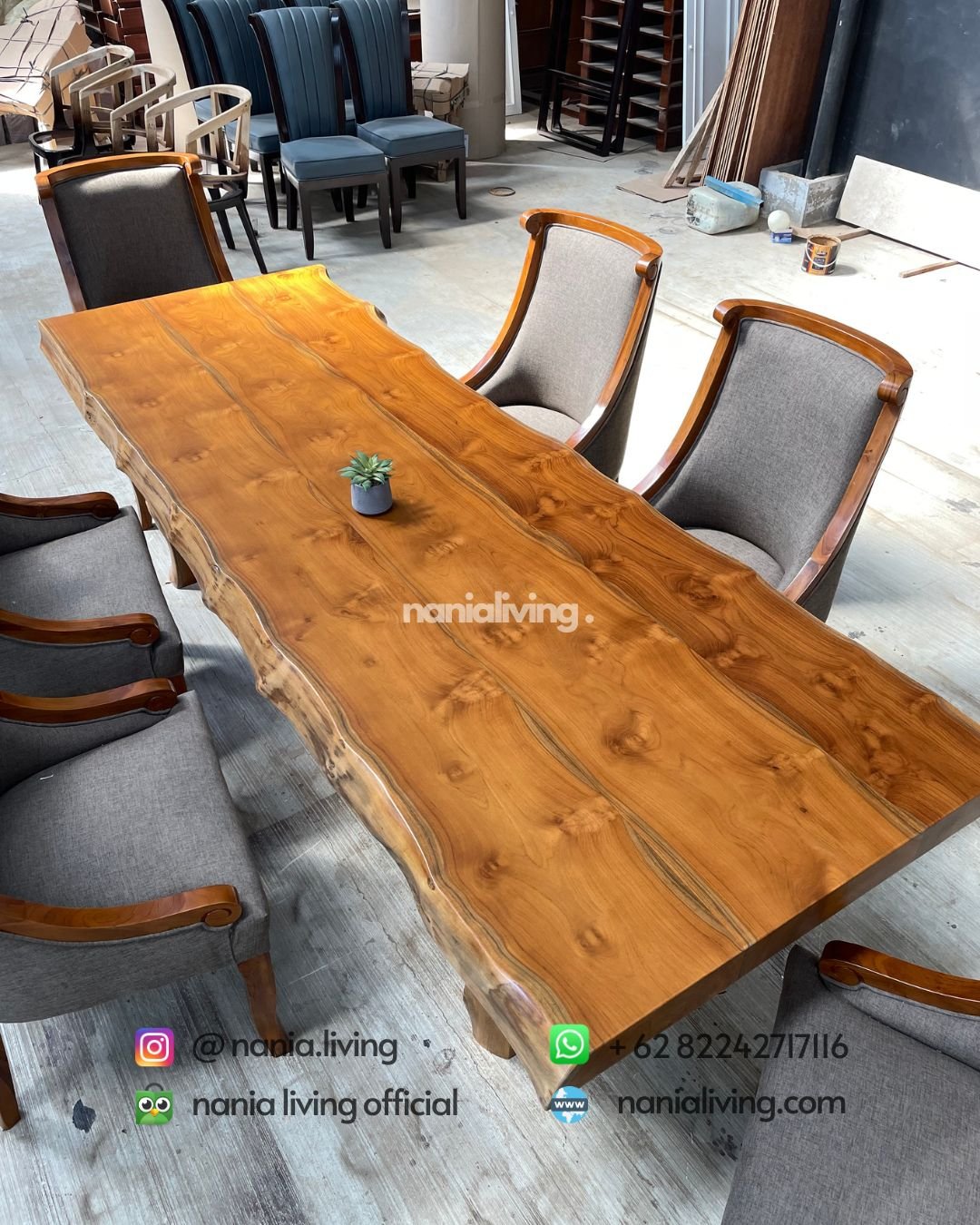 top Solid Teak Dining Table With 6 Luxurious Chairs