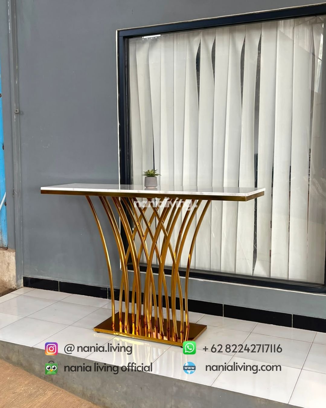 Marble Console Table With Gold-coloured Iron Legs (3) detail Marble Console Table With Gold-coloured Iron Legs
