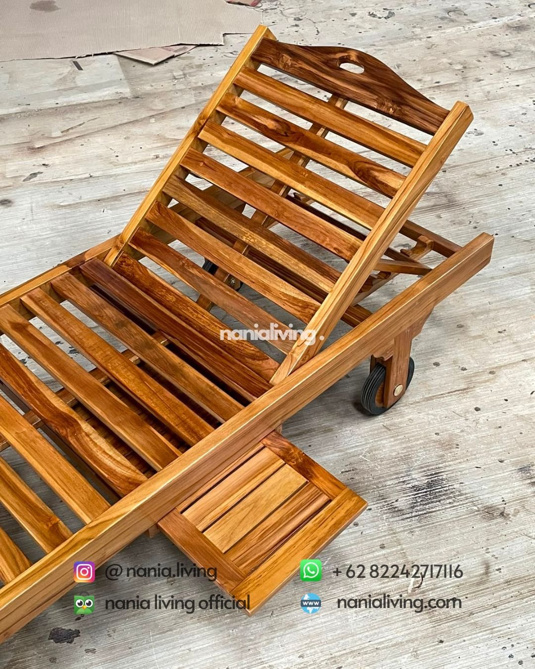 Natural Teak Sun Lounger With Wheels (4) detail Natural Teak Sun Lounger With Wheels