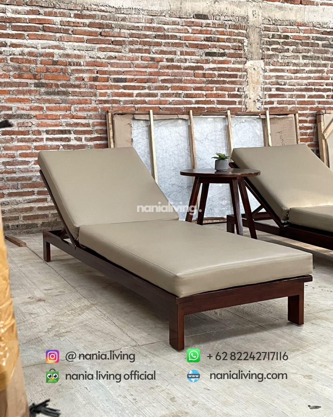 Set Lounger Chairs With Small Table (3)