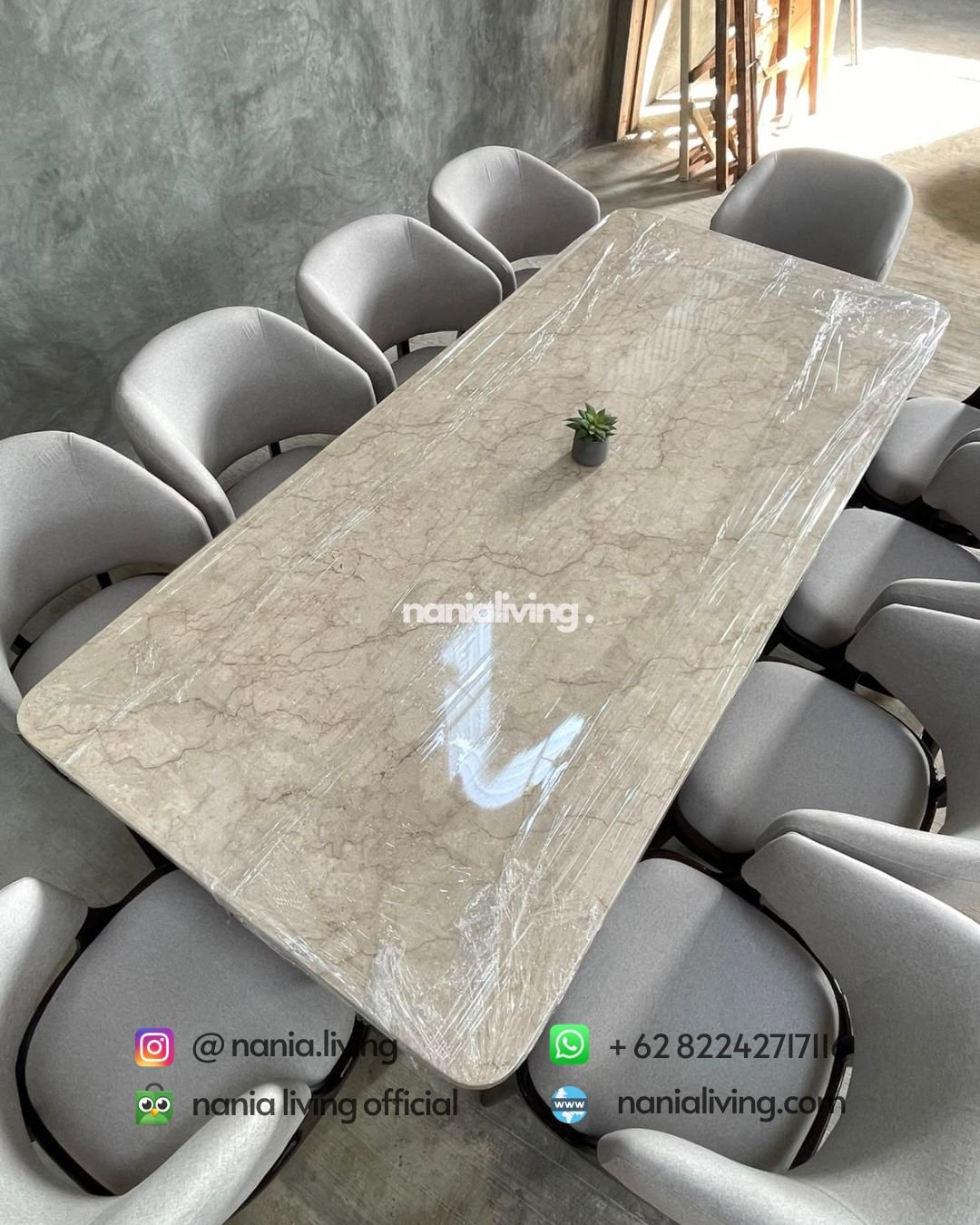 Large cream-coloured marble dining table with 10 Stella chairs (4)