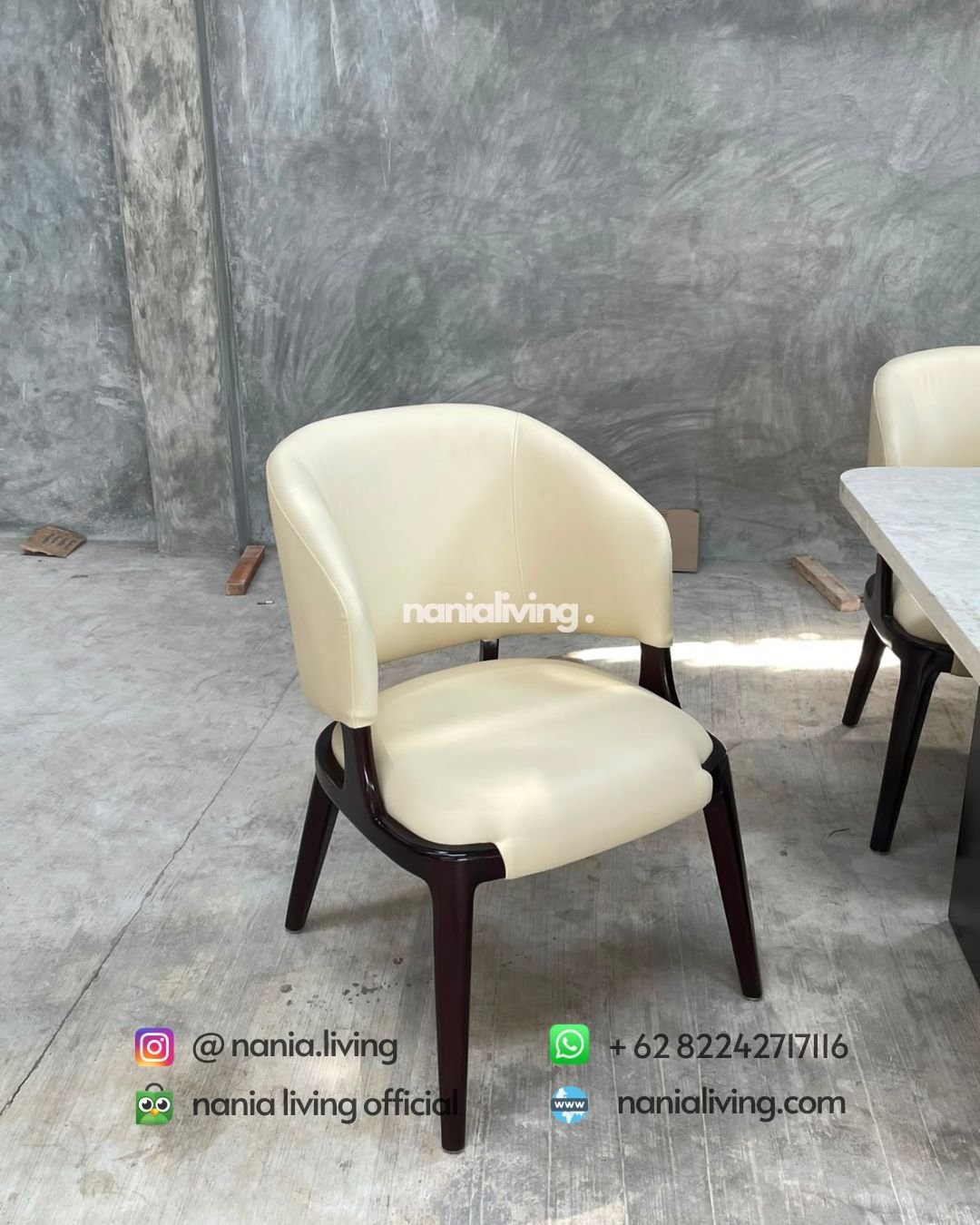 Marble-topped Dining Table And 6 Minimalist Foam Chairs (4)