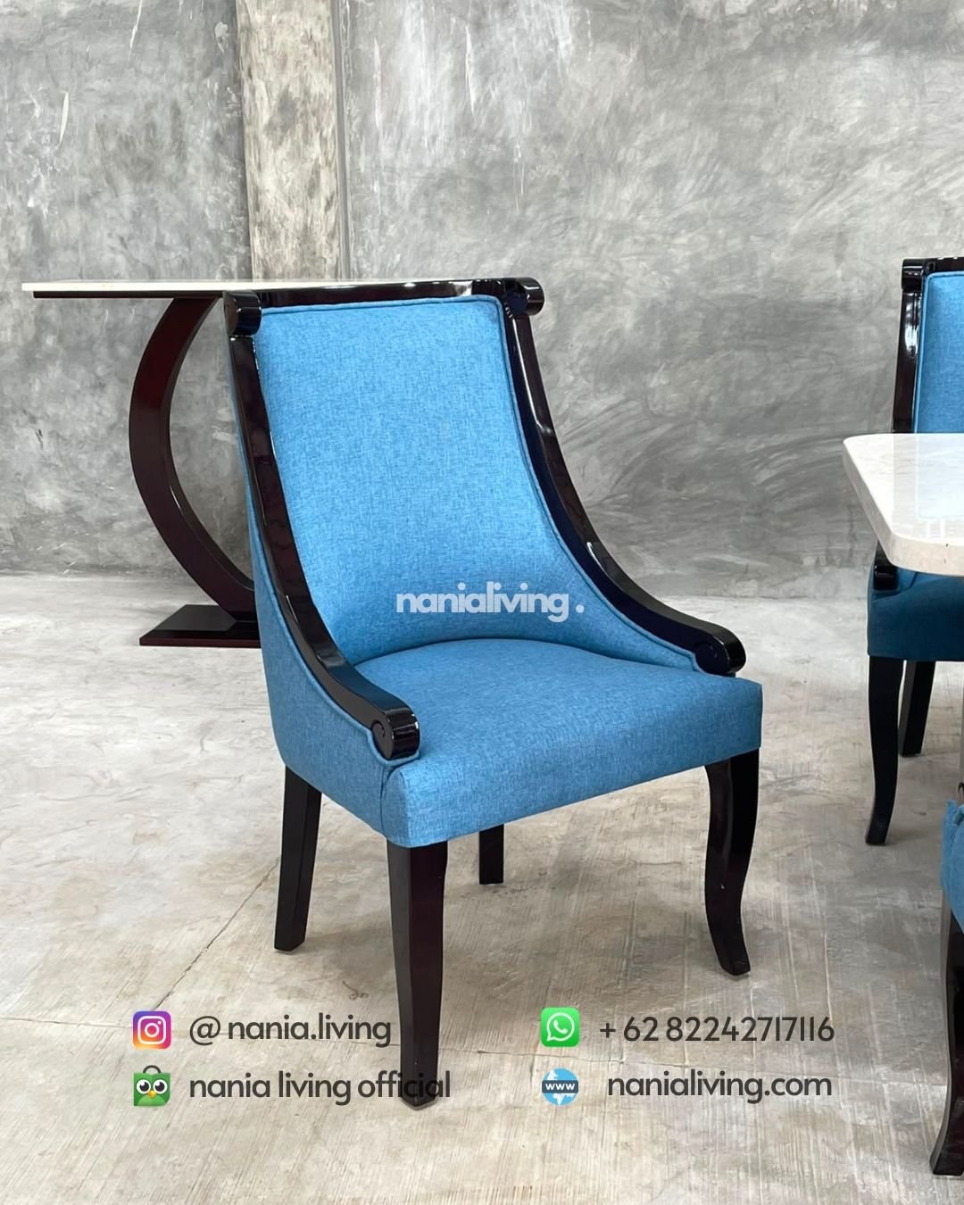 Stella marble dining table with 8 blue spiral-patterned chairs (5)